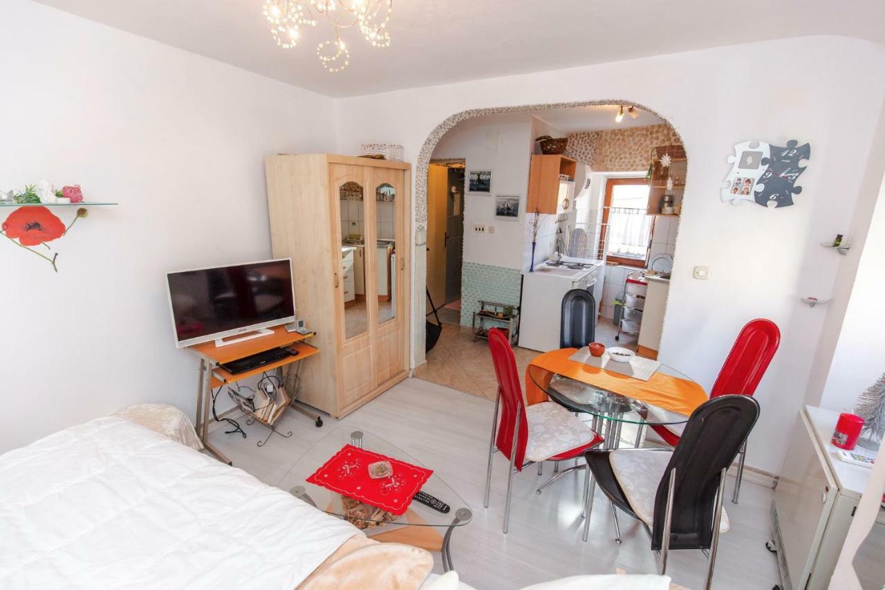Studio-Apartman Dejan บาการ์ ภายนอก รูปภาพ